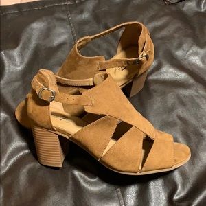 Vintage7Eight Brown Suede Peep-toe Heels